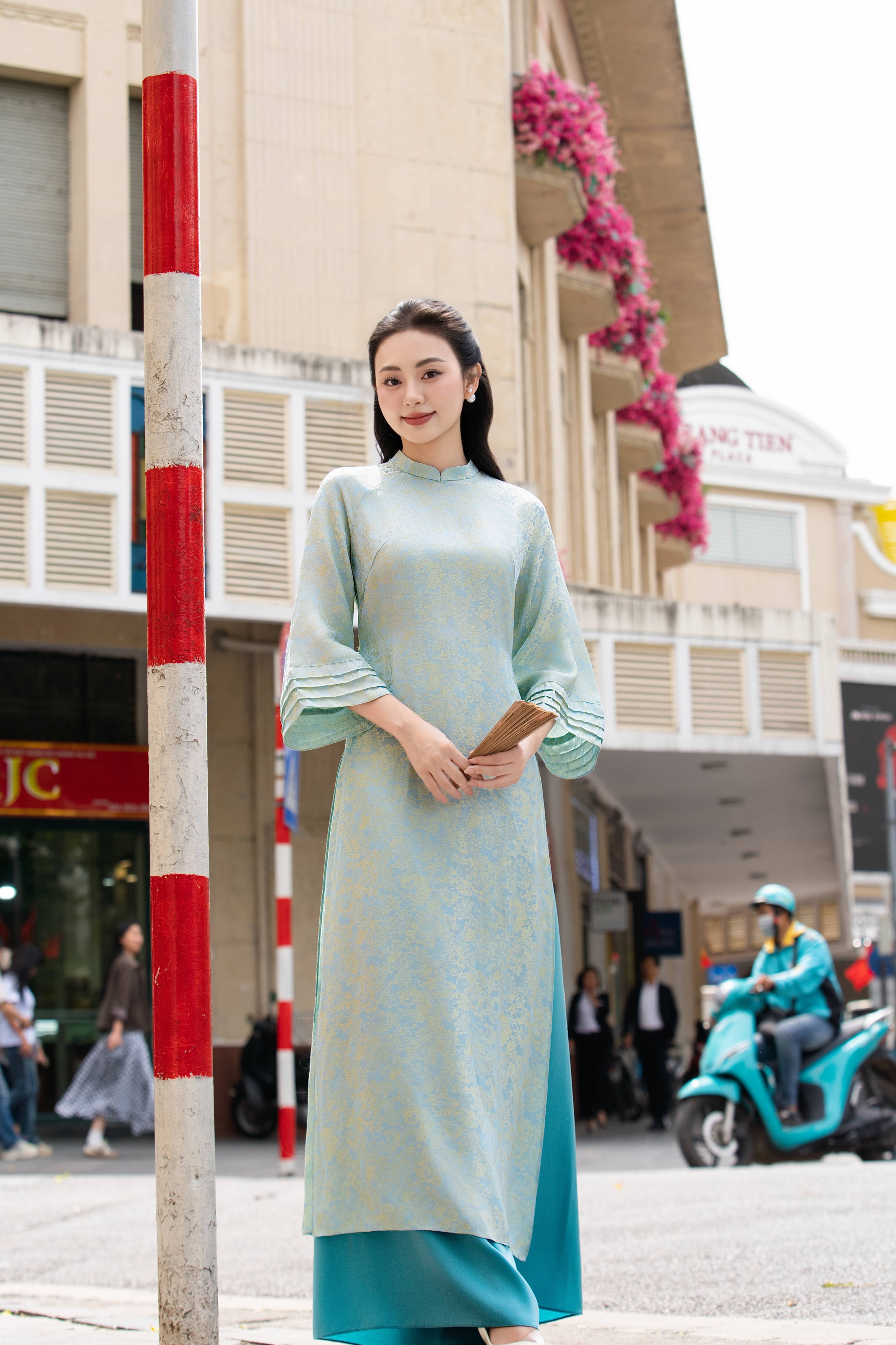 Áo Dài Lụa Xanh Ngọc Bích Họa Tiết Chìm Tay Xếp Ly